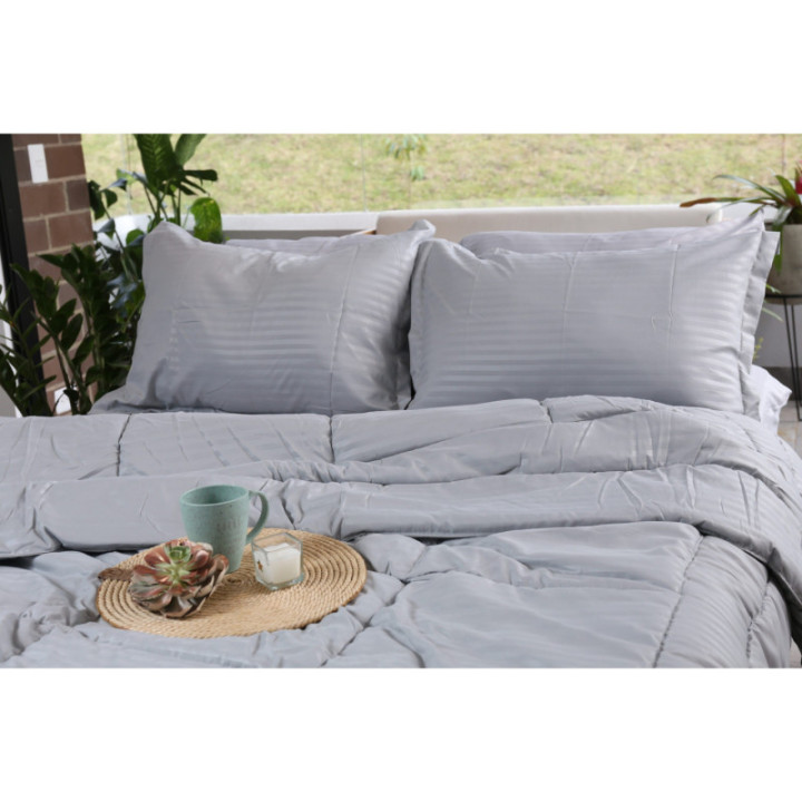 Plumón microfibra en tela embozada queen gris River Home * Und